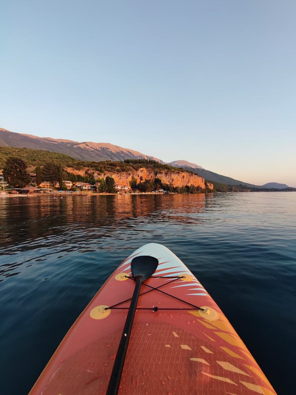 低姿無聲，
划向船隻止步之處。